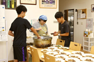 大八木京子と配膳を手伝う1年生部員