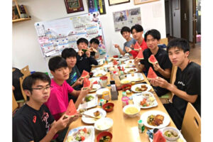 大八木京子の料理を食べる駒澤大学陸上競技部の生徒